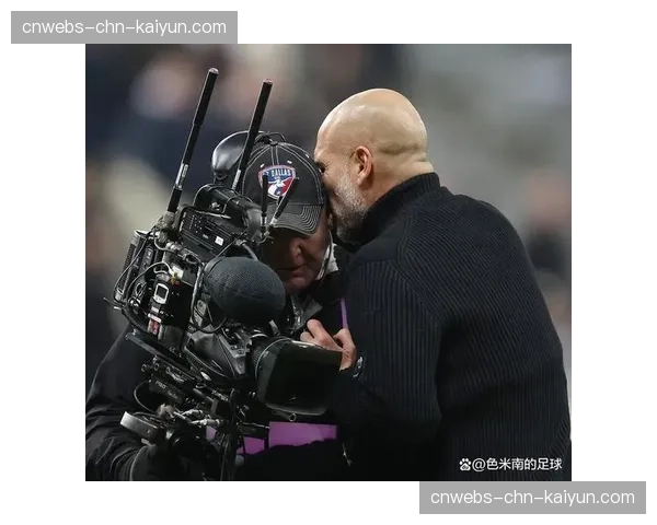 特写镜头：瓜迪奥拉在比赛第60分钟，于战术板写下“节奏”与“控制”